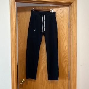 XS Kade cargo figs scrub bottoms.